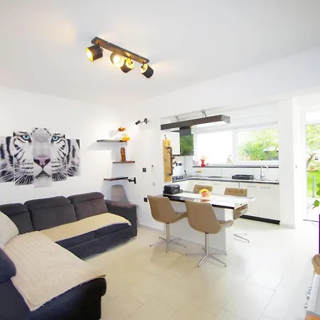 With Jacuzzi And Beautiful Garden Apartamento Pula