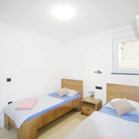 Apartamento With Jacuzzi And Beautiful Garden Pula