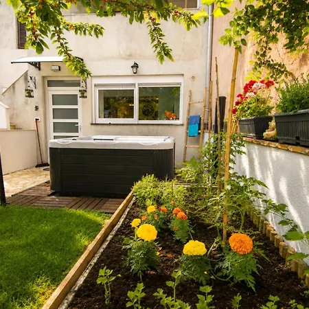 With Jacuzzi And Beautiful Garden Apartamento Pula