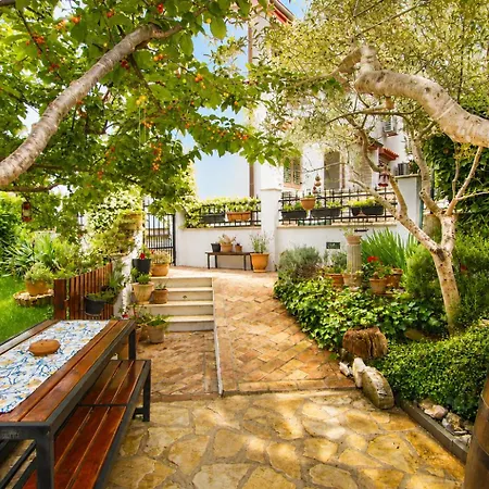 With Jacuzzi And Beautiful Garden Pula