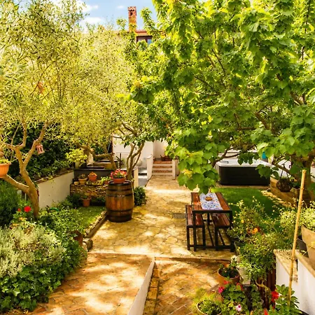 With Jacuzzi And Beautiful Garden Apartamento *