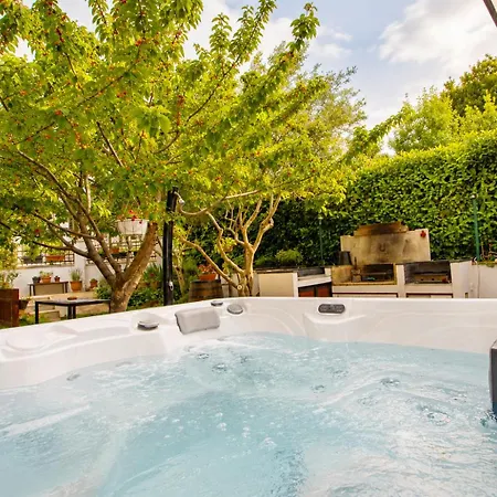 With Jacuzzi And Beautiful Garden プーラ